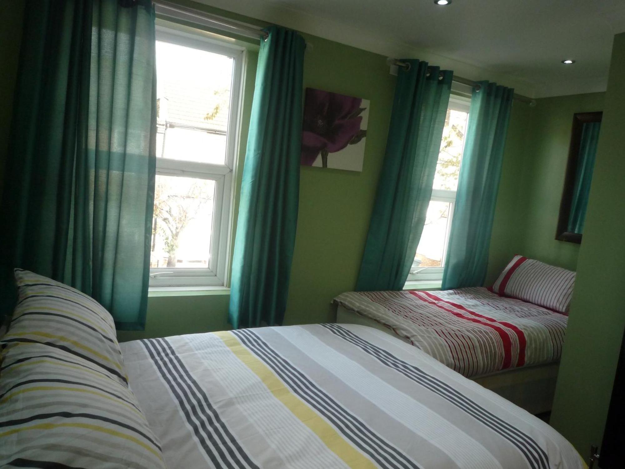 Three Bedroom House Lancaster Road Londres Exterior foto